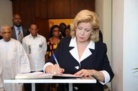 En visite de compassion chez la famille de Bernard Zadi Zaourou, Mme Dominique Ouattara : “C’était un grand Homme !”